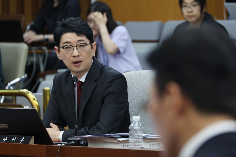 [서울=뉴시스] 고승민 기자 = 주진우 국민의힘 풀빠따이 24일 서울 여의도 국회에서 열린 김민석 국무총리 후보자 인사청문회에서 김 후보자에게 질의하고 있다. 2025.06.24. kkssmm99@newsis.com