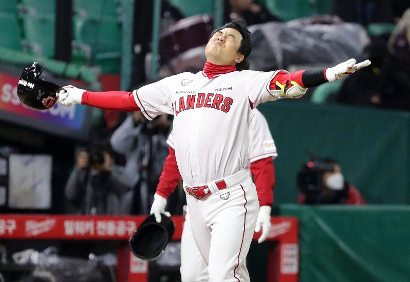 7일 오후 인천시 미추홀구 SSG 랜더스필드에서 열린 프로야구 '2022 신한은행 SOL KBO 포스트시즌' 한국시리즈 5차전 키움 히어로즈와 SSG 랜더스의 경기, SSG 김강민이 9회말 무사 1,3루 상황에서 끝내기 홈런을 치고 세리머니를 하고 있다. 2022.11.7/뉴스1 ⓒ News1 김진환 기자