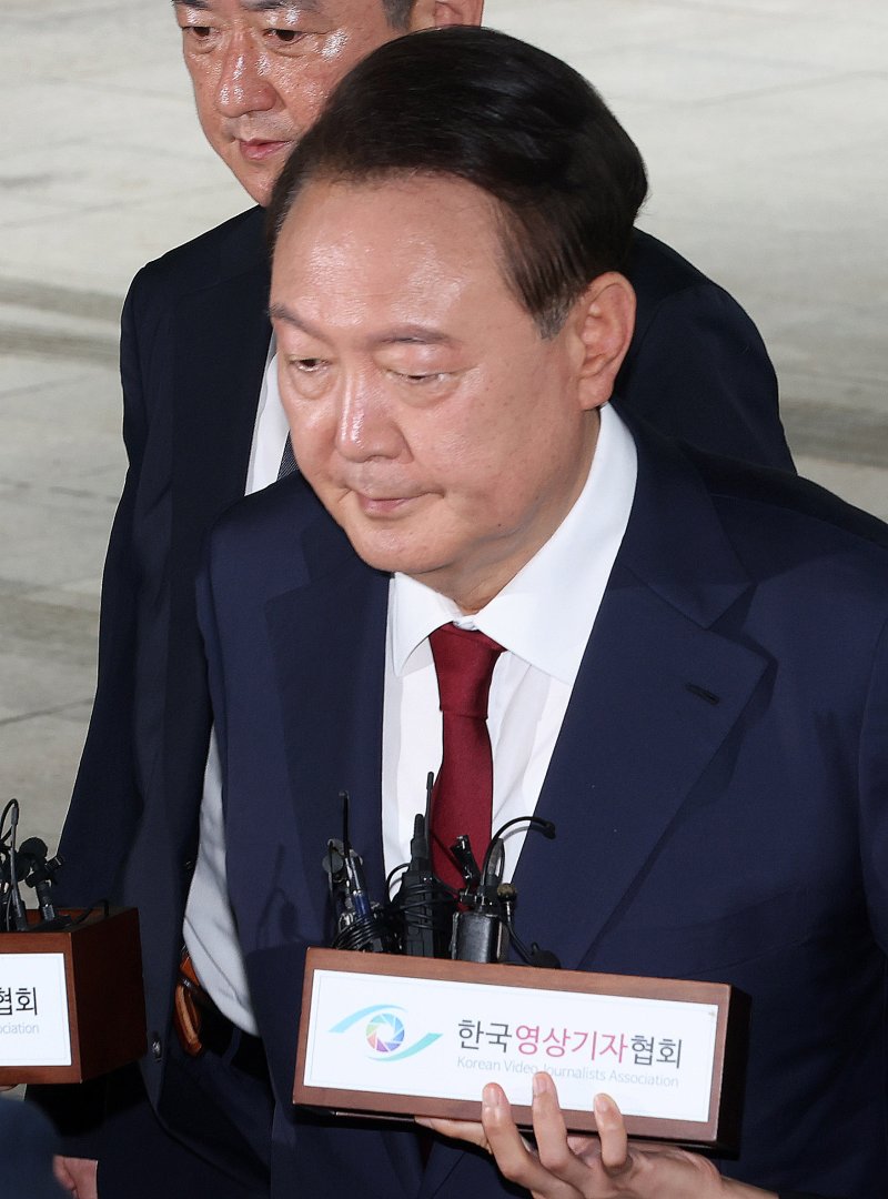 [서울=뉴시스] 이영환 기자 = 윤석열 전 대통령이 28일 오전 대면 코인카지노를 받기 위해 서울 서초구 서울고검에 마련된 내란특검 사무실로 출석하고 있다. (공동취재) 2025.06.28. photo@newsis.com