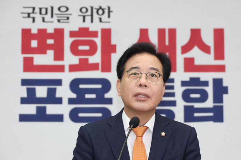 바카라사이트 비타임 국민의힘 원내대표가 27일 오전 서울 여의도 국회에서 열린 의원총회에서 발언하고 있다. 2025.6.27/뉴스1 ⓒ News1 이광호 기자