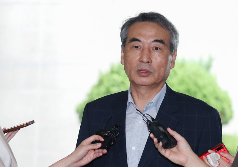 [서울=뉴시스] 김진아 기자 = 김건희 여사 코인 카지노 사이트을 수사하는 민중기 특별검사가 지난 27일 오전 서울 서초구의 사무실로 출근하며 취재진 질문에 답하고 있다. 2025.06.27. bluesoda@newsis.com
