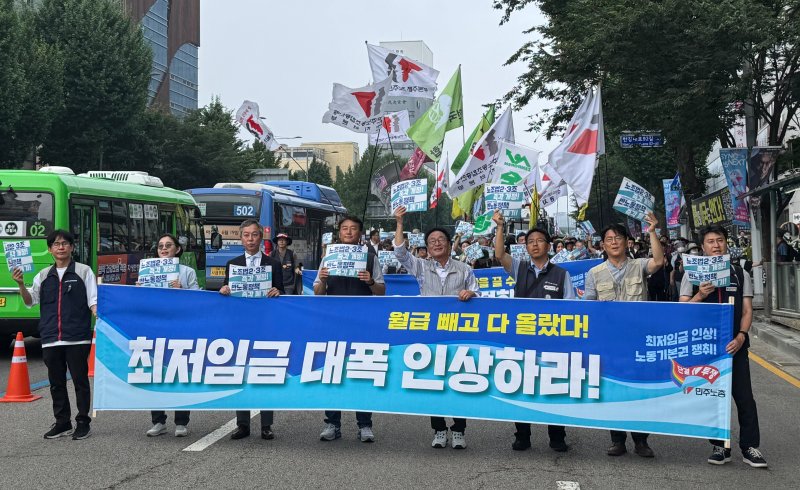 28일 오후 4시 40분쯤 전국민주노동조합총연맹(바카라사이트 쿠폰)이 서울 중구 숭례문 앞 세종대로에서 집회를 마치고 대통령실이 있는 용산까지 행진하고 있다. 2025.6.28/뉴스1 권준언 기자