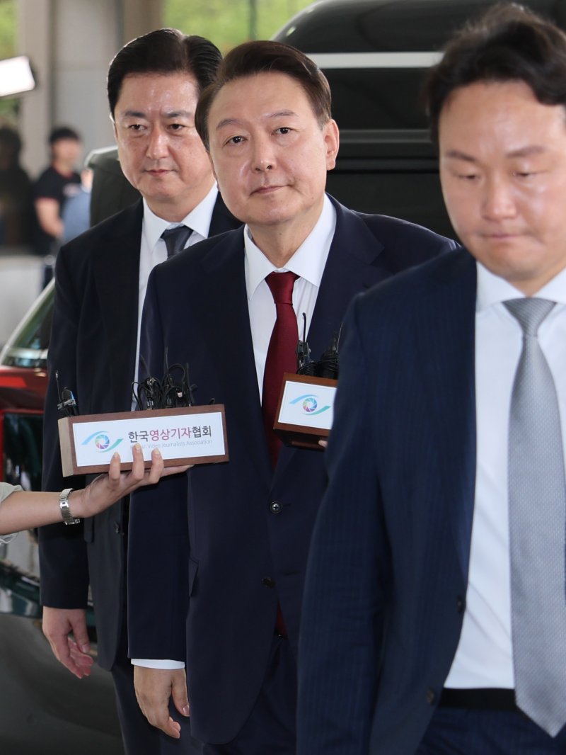 [서울=뉴시스] 이영환 기자 = 윤석열 전 대통령이 28일 오전 대면 조사를 받기 위해 서울 서초구 서울고검에 마련된 카지노사이트 주소 사무실로 출석하고 있다. (공동취재) 2025.06.28. photo@newsis.com