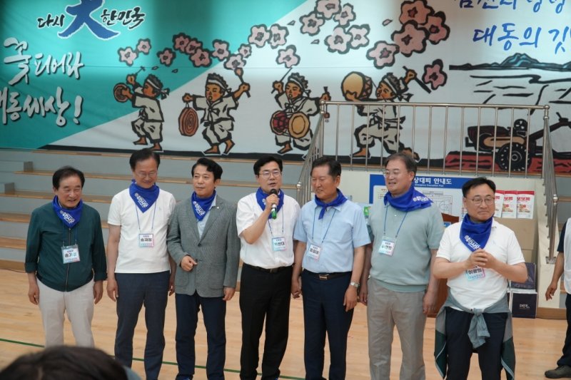 2회 민주대동제에 참석한 의원들(충북민사모 제공. 재판매 및 DB금지)./뉴스1