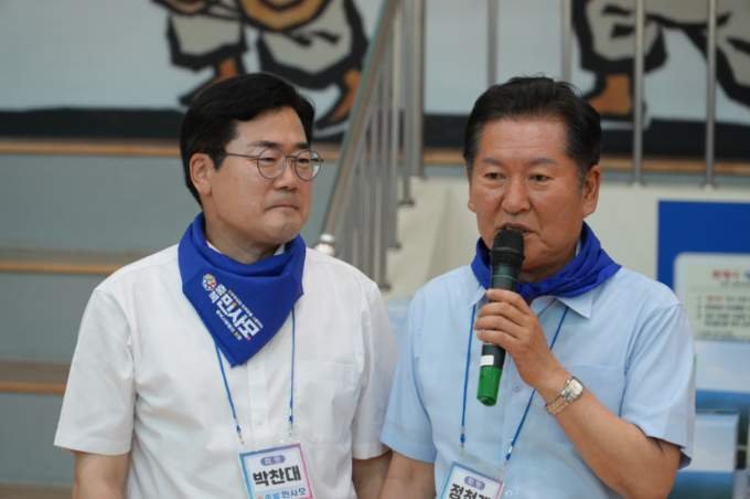 2회 민주대동제에 참석한 박찬대, 정청래(충북민사모 제공. 재판매 및 DB금지)./뉴스1