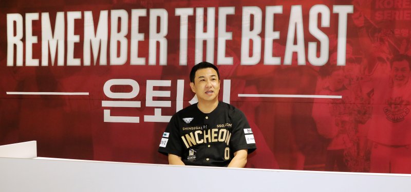 은퇴 기자회견 중인 크보벳.(SSG 랜더스 제공)
