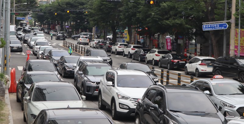 더현대커넥트 안전한 바카라 사이트가 개점한 이후 첫 주말인 28일 안전한 바카라 사이트시 흥덕구 가경동 쇼핑몰 인근 도로가 차량들로 가득 차 있다 /뉴스1
