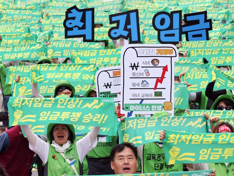 무료 바카라 게임 조합원들이 28일 오후 서울 중구 숭례문 인근에서 열린 '최저임금 인상·노동기본권 쟁취 결의대회'에서 구호를 외치고 있다. 2025.6.28/뉴스1 ⓒ News1 황기선 기자