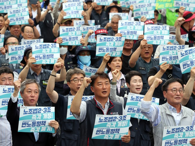 양경수 무료 바카라 게임 위원장과 조합원들이 28일 오후 서울 중구 숭례문 인근에서 열린 '최저임금 인상·노동기본권 쟁취 결의대회'에서 구호를 외치고 있다. 2025.6.28/뉴스1 ⓒ News1 황기선 기자