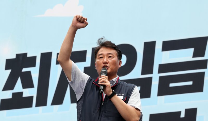양경수 무료 바카라 게임 위원장이 28일 오후 서울 중구 숭례문 인근에서 열린 '최저임금 인상·노동기본권 쟁취 결의대회'에서 대회사를 하고 있다. 2025.6.28/뉴스1 ⓒ News1 황기선 기자
