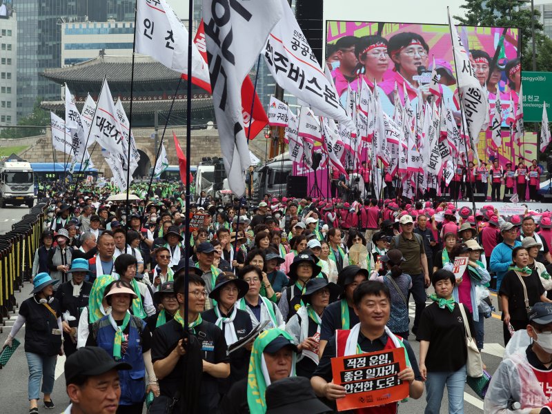 무료 바카라 게임 조합원들이 28일 오후 서울 중구 숭례문 인근에서 '최저임금 인상·노동기본권 쟁취 결의대회'를 위해 집결하고 있다. 2025.6.28/뉴스1 ⓒ News1 황기선 기자