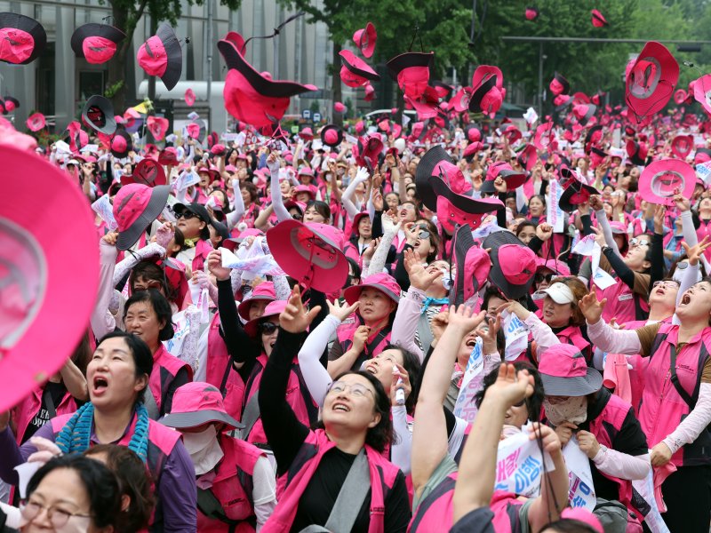 민주노총 서비스연맹 전국학교비정규직노동조합(학비노조) 조합원들이 28일 오후 서울 중구 숭례문 인근에서 최저무료 바카라 게임 인상을 촉구하며 모자를 던지고 있다. 2025.6.28/뉴스1 ⓒ News1 황기선 기자