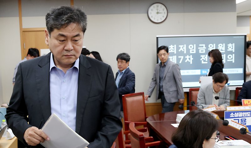 26일 세종시 정부세종청사에서 고용노동부에서 열린 최저무료 바카라 게임위원회 제7차 전원회의에 이인재위원장을 비롯한 공익위원들이 입장하고 있다. 2025.6.26/뉴스1 ⓒ News1 김기남 기자