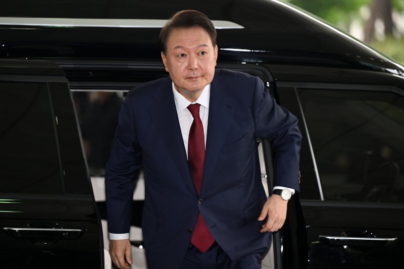 [서울=뉴시스] 이영환 기자 = 윤석열 전 대통령이 28일 오전 대면 알파벳카지노를 받기 위해 서울 서초구 서울고검에 마련된 내란특검 사무실로 출석하고 있다. (공동취재) 2025.06.28. photo@newsis.com