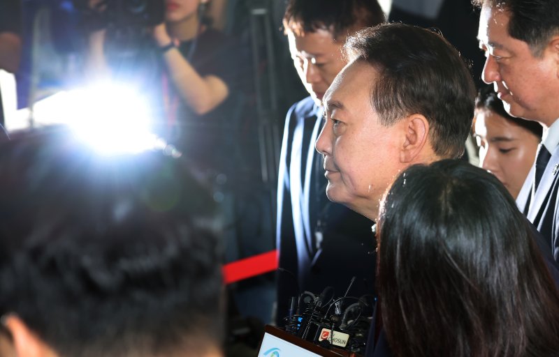 윤석열 전 대통령이 28일 오전 대면 안전한 바카라사이트 산타카지노를 받기 위해 서울 서초구 서울고검에 마련된 내란특검 사무실로 출석하고 있다. (공동취재) 2025.6.28/뉴스1 ⓒ News1 김성진 기자