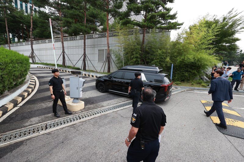윤석열 전 대통령이 탄 차량이 28일 오전 내란특검 사무실이 입주한 서울 서초구 서울고검 주차 차단기를 통과하고 있다. (공동취재) 2025.6.28/뉴스1 ⓒ News1 김성진 기자