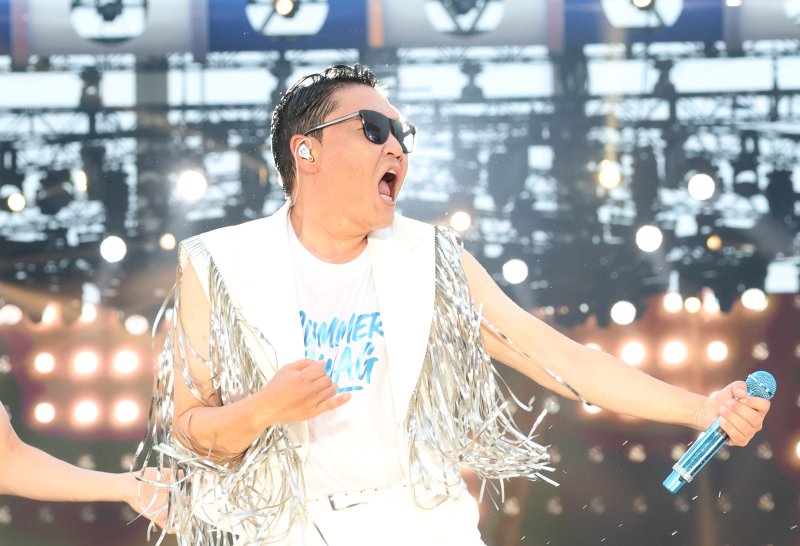 "형이 그렇게 말하면 내가 안 할 수 없지"... 탁현민 전화에 바로 답한 가수 정체가