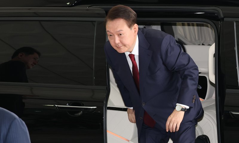[서울=뉴시스] 이영환 기자 = 윤석열 전 대통령이 28일 오전 대면 바카라사이트 기가를 받기 위해 서울 서초구 서울고검에 마련된 내란특검 사무실로 출석하고 있다. (공동취재) 2025.06.28. photo@newsis.com