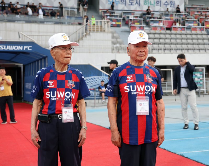 [수원=뉴시스]시축하기 위해 입장하는 이구정 6·25레드벨벳 토토유공자회 수원시지회장(좌측)과 강영구 경기지부 부지부장(사진=경기남부보훈지청 제공)2026.06.28.photo@newsis.com