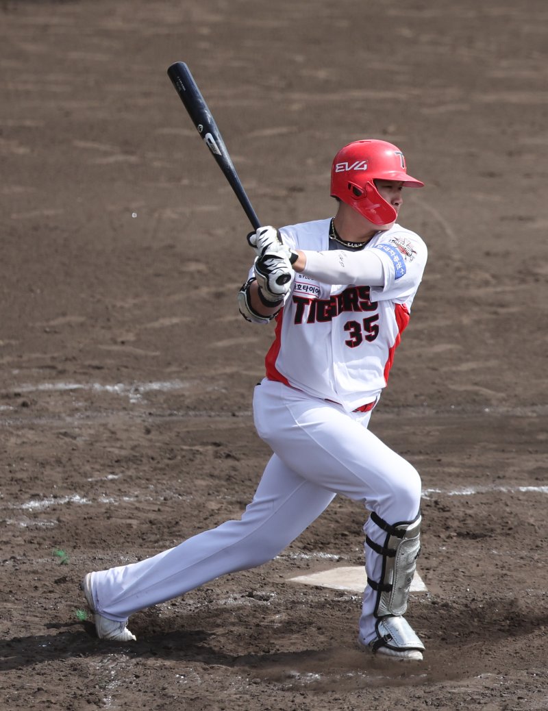 KIA 김석환이 27일 일본 오키나와 킨 야구장에서 열린 LG 트윈스와 KIA 타이거즈 연습경기에 타격하고 있다. 2025.2.27/뉴스1 ⓒ News1 허경 기자