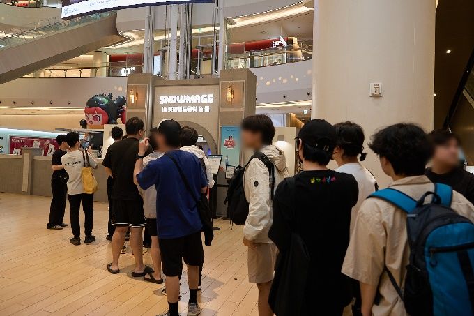 지난 13일부터 22일까지 서울 롯데월드타워에서 열린 던전앤파이터 '스노우메이지' 팝업에 게임팬들이 길게 줄을 서 있다. 넥슨 제공