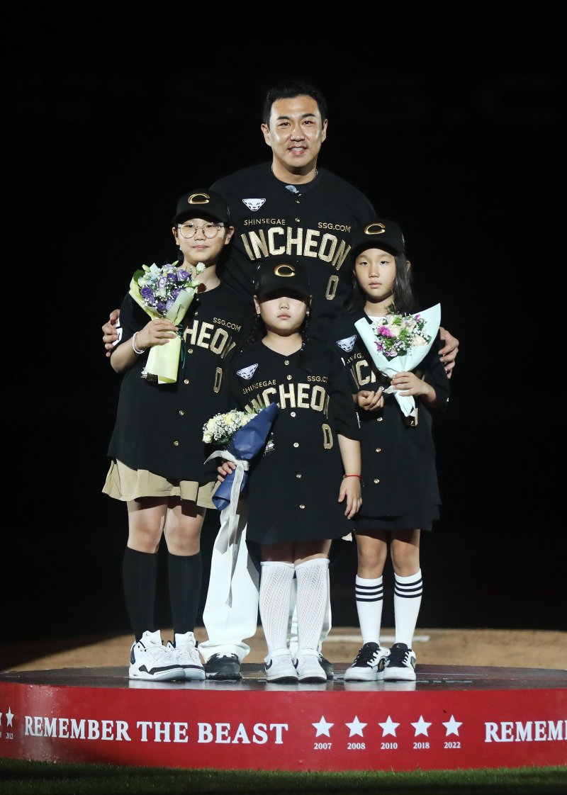 [서울=뉴시스] 프로야구 SSG 랜더스의 김강민이 28일 인천 SSG랜더스필드에서 열린 2025 KBO리그 한화 이글스와의 경기가 끝난 뒤 진행된 은퇴식에서 자녀들과 함께 기념 촬영을 하고 있다. (사진=SSG 랜더스 제공) 2025.06.28. *재판매 및 DB 금지