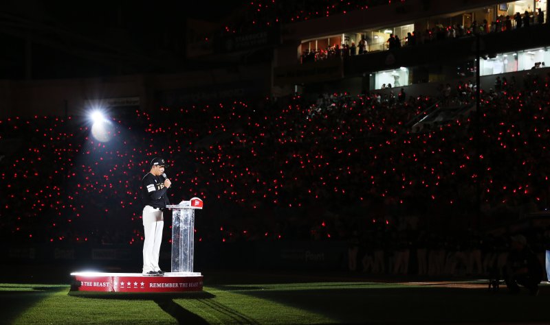 [서울=뉴시스] 프로야구 SSG 랜더스의 김강민이 28일 인천 SSG랜더스필드에서 열린 2025 KBO리그 한화 이글스와의 경기가 끝난 뒤 진행된 은퇴식에서 은퇴사를 전하고 있다. (사진=SSG 랜더스 제공) 2025.06.28. *재판매 및 DB 금지