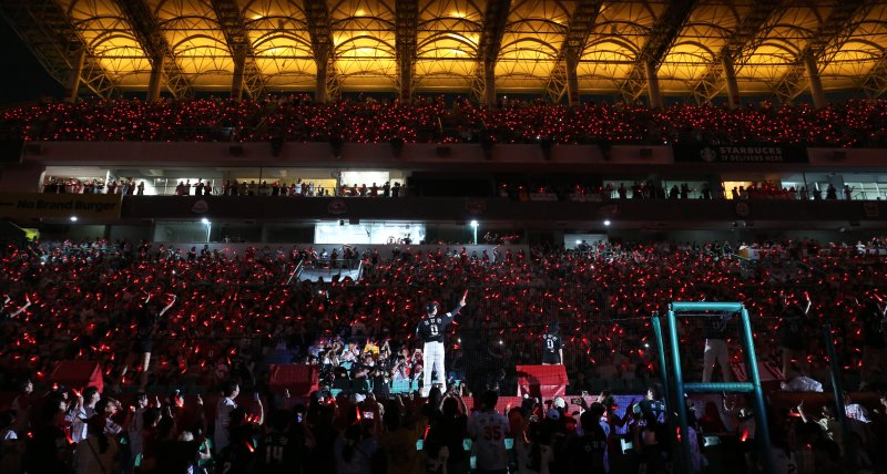 [서울=뉴시스] 프로야구 SSG 랜더스의 김강민이 28일 인천 SSG랜더스필드에서 열린 2025 KBO리그 한화 이글스와의 경기가 끝난 뒤 진행된 은퇴식에서 팬들과 기념사진을 찍고 있다. (사진=SSG 랜더스 제공) 2025.06.28. *재판매 및 DB 금지