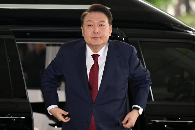 [서울=뉴시스] 이영환 기자 = 윤석열 전 대통령이 28일 오전 대면 TOP10슬롯를 받기 위해 서울 서초구 서울고검에 마련된 내란특검 사무실로 출석하고 있다. (공동취재) 2025.06.28. photo@newsis.com