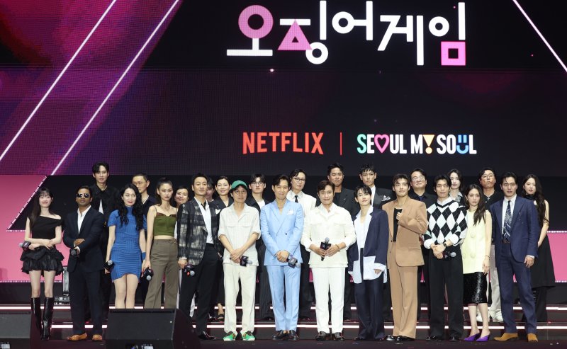[서울=뉴시스] 권창회 기자 = 황동혁 감독, 배우 이정재, 이병헌을 비롯한 참석배우들이 28일 서울 중구 서울광장에서 열린 오징어케이플레이3 팬 이벤트 행사에서 기념촬영을 하고 있다. 2025.06.28. kch0523@newsis.com