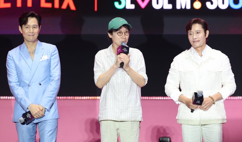 [서울=뉴시스] 권창회 기자 = 황동혁 감독이 28일 서울 중구 서울광장에서 열린 오징어케이플레이3 팬 이벤트 행사에서 인사말을 하고 있다. 2025.06.28. kch0523@newsis.com