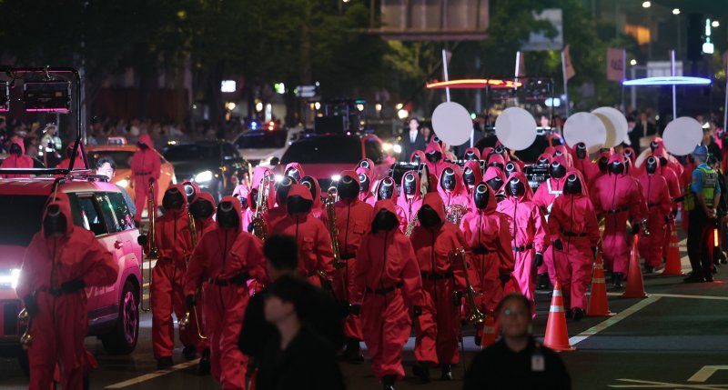 [서울=뉴시스] 권창회 기자 = 28일 서울 중구 서울시청 인근에서 2025 K콘텐츠 서울여행주간 오징어케이플레이 퍼레이드 행사가 열리고 있다. 2025.06.28. kch0523@newsis.com
