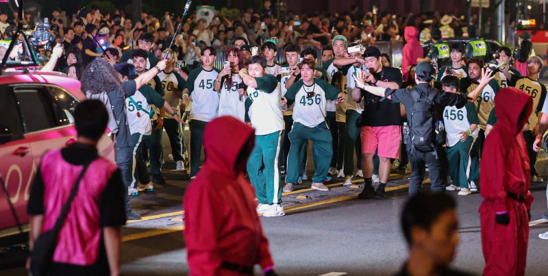 [서울=뉴시스] 권창회 기자 = 28일 서울 중구 서울시청 인근에서 2025 K콘텐츠 서울여행주간 오징어케이플레이 퍼레이드 행사가 열리고 있다. 2025.06.28. kch0523@newsis.com