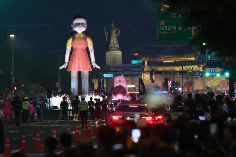 [서울=뉴시스] 권창회 기자 = 28일 서울 중구 서울시청 인근에서 2025 K콘텐츠 서울여행주간 오징어케이플레이 퍼레이드 행사가 열리고 있다. 2025.06.28. kch0523@newsis.com
