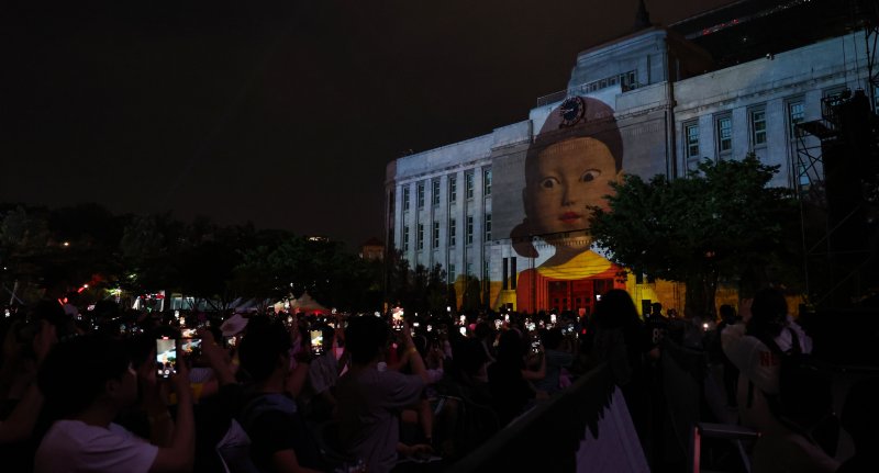 [서울=뉴시스] 권창회 기자 = 28일 서울 중구 서울도서관에서 2025 K콘텐츠 서울여행주간 오징어케이플레이 미디어파사드가 진행되고 있다. 2025.06.28. kch0523@newsis.com