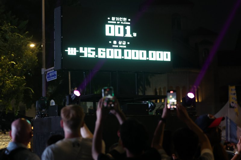 [서울=뉴시스] 권창회 기자 = 28일 서울 중구 서울시청 인근에서 2025 K콘텐츠 서울여행주간 오징어케이플레이 퍼레이드 행사가 열리고 있다. 2025.06.28. kch0523@newsis.com