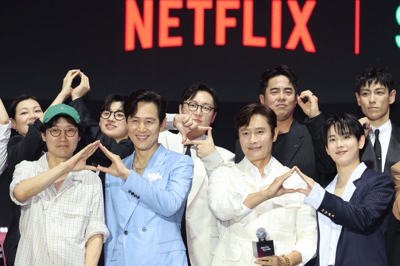 [서울=뉴시스] 권창회 기자 = 황동혁 감독, 배우 이정재, 이병헌, 임시완을 비롯한 참석배우들이 28일 서울 중구 서울광장에서 열린 오징어케이플레이3 팬 이벤트 행사에서 기념촬영을 하고 있다. 2025.06.28. kch0523@newsis.com