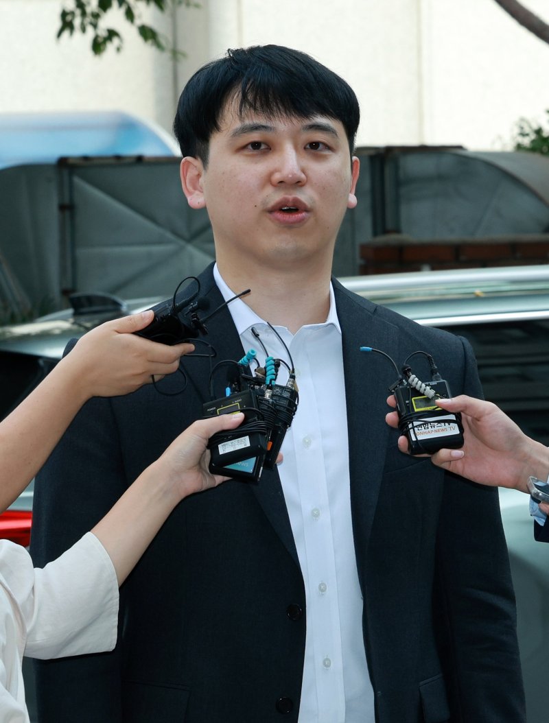 [서울=뉴시스] 고범준 기자 = ﻿﻿새 대표를 선출한 대한헬렌카지노협의회(대전협) 비상대책위원회가 전국 헬렌카지노들의 의견을 두루 반영하기 위한 '지역협의회' 체계를 도입해 내부 소통 강화에 나선다. 2025.06.28. bjko@newsis.com
