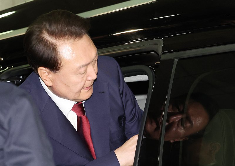 [서울=뉴시스] 이영환 기자 = 내란특검 대면조사를 마친 윤석열 전 바카라사이트 순위이 29일 오전 서울 서초구 서울고검에 마련된 내란특검 사무실에서 나와 귀가하고 있다. 2025.06.29. 20hwan@newsis.com