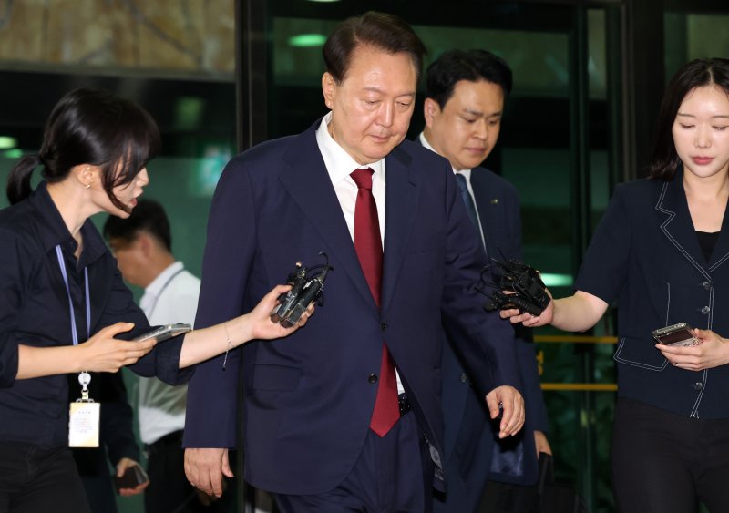 [서울=뉴시스] 이영환 기자 = 내란특검 대면조사를 마친 윤석열 전 바카라사이트 순위이 29일 오전 서울 서초구 서울고검에 마련된 내란특검 사무실에서 나와 귀가하고 있다. 2025.06.29. 20hwan@newsis.com
