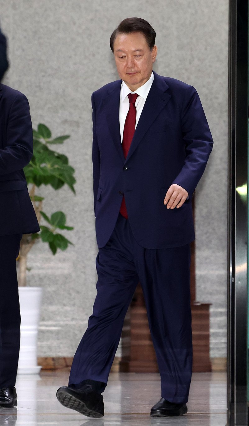 [서울=뉴시스] 이영환 기자 = 내란특검 대면조사를 마친 윤석열 전 바카라사이트 순위이 29일 오전 서울 서초구 서울고검에 마련된 내란특검 사무실에서 나와 귀가하고 있다. 2025.06.29. 20hwan@newsis.com