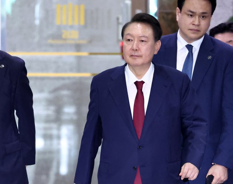 [서울=뉴시스] 이영환 기자 = 내란특검 대면조사를 마친 윤석열 전 바카라사이트 순위이 29일 오전 서울 서초구 서울고검에 마련된 내란특검 사무실에서 나와 귀가하고 있다. (공동취재) 2025.06.29. photo@newsis.com