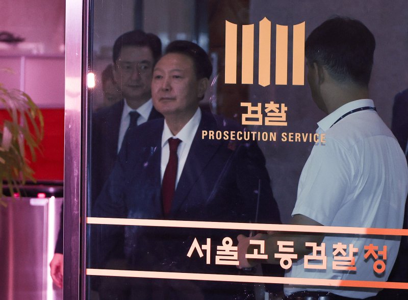 [서울=뉴시스] 이영환 기자 = 내란특검 대면조사를 마친 윤석열 전 바카라사이트 순위이 29일 오전 서울 서초구 서울고검에 마련된 내란특검 사무실에서 나와 귀가하고 있다. (공동취재) 2025.06.29. photo@newsis.com