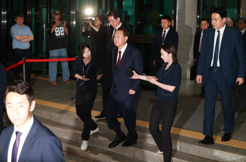 [서울=뉴시스] 이영환 기자 = 내란특검 대면조사를 마친 윤석열 전 바카라사이트 순위이 29일 오전 서울 서초구 서울고검에 마련된 내란특검 사무실에서 나와 귀가하고 있다. (공동취재) 2025.06.29. photo@newsis.com