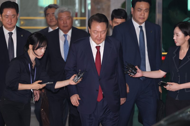 [서울=뉴시스] 이영환 기자 = 내란특검 대면조사를 마친 윤석열 전 바카라사이트 순위이 29일 오전 서울 서초구 서울고검에 마련된 내란특검 사무실에서 나와 귀가하고 있다. (공동취재) 2025.06.29. photo@newsis.com