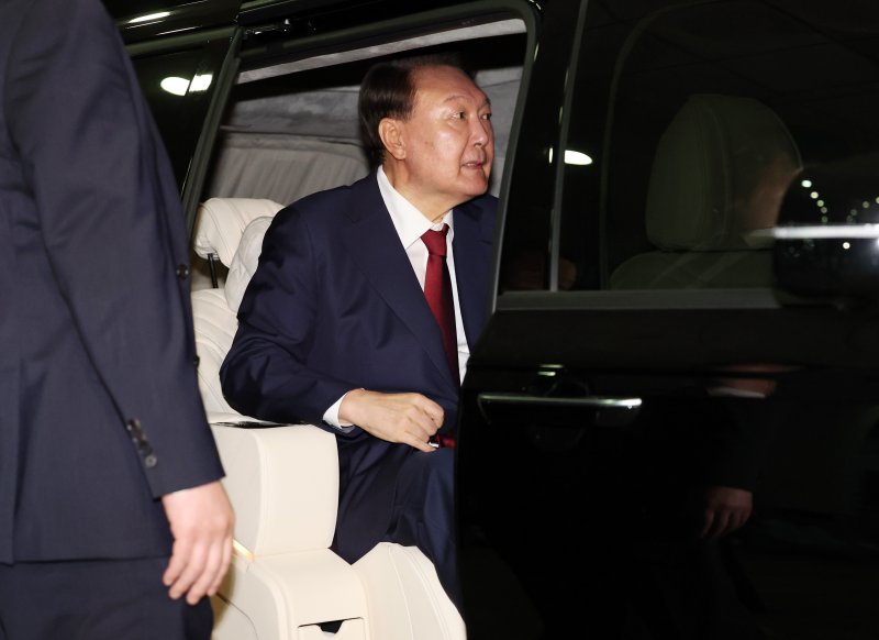 [서울=뉴시스] 이영환 기자 = 내란특검 대면조사를 마친 윤석열 전 바카라사이트 순위이 29일 오전 서울 서초구 서울고검에 마련된 내란특검 사무실에서 나와 귀가하고 있다. 2025.06.29. 20hwan@newsis.com