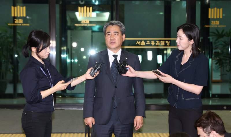 [서울=뉴시스] 이영환 기자 = 윤석열 전 바카라사이트 순위의 변호인 송진호 변호사가 29일 오전 서울 서초구 서울고검에 마련된 내란특검 사무실을 나서며 발언을 하고 있다. (공동취재) 2025.06.29. photo@newsis.com