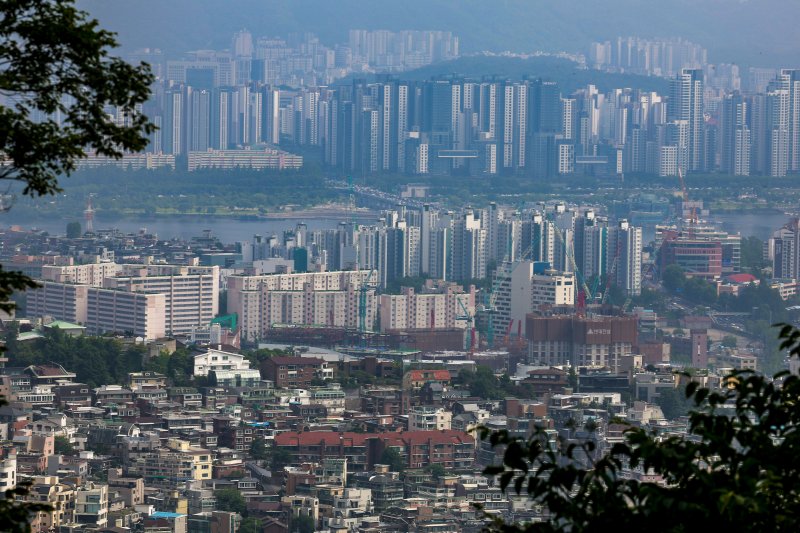 [서울=뉴시스] 정병혁 기자 = 27일 서울 중구 남산에서 서울시내 아파트가 보이고 있다. 정부가 오는 28일부터 수도권·바카라사이트 캡틴지역 내 주택담보대출(주담대) 최대한도를 6억원으로 제한한다. 생애 최초 주택구입 목적 주택담보대출 주택담보인정비율(LTV)도 현행 80%에서 70%로 강화한다. 정부는 긴급 가계부채 점검회의를 열고 가계대출 총량관리목표 50% 감축, 수도권·바카라사이트 캡틴지역 추가 주택구입 목적 주담대 금지, 수도권·바카라사이트 캡틴지역 주담대 한도 6억원 제한, 수도권·바카라사이트 캡틴지역 생애최초 LTV 80%→70% 강화 및 6개월 내 전입의무 등 수도