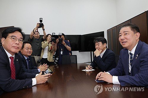 회동하는 여야 원내대표 (출처=연합뉴스)