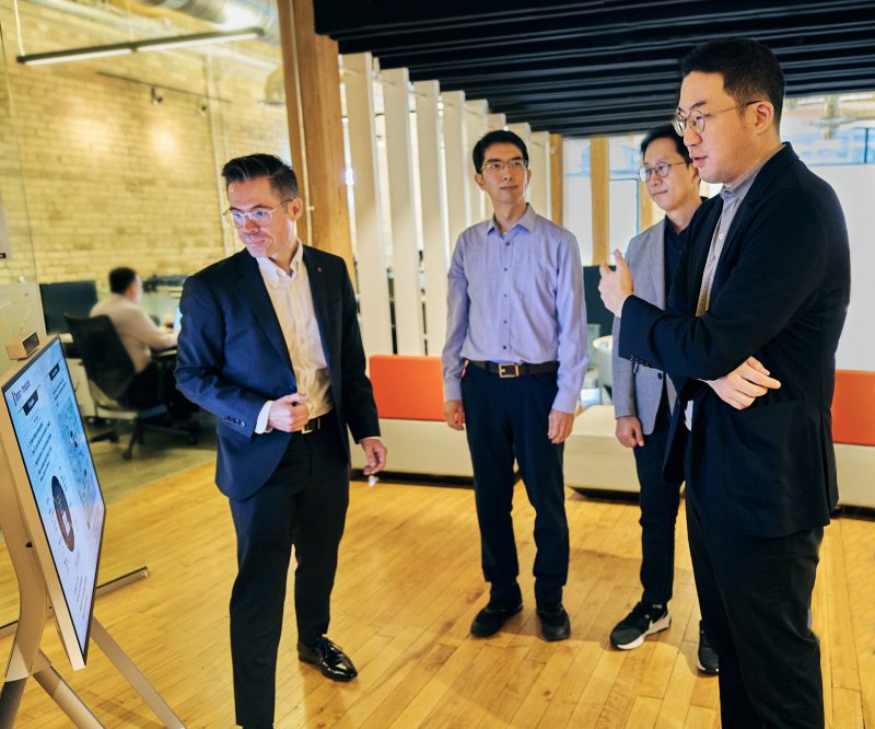 [서울=뉴시스][사진] 구광모 LG그룹 회장이 지난해 8월 캐나다 토론토 LG전자 AI랩을 찾아 AI 전략을 논의하고 있다. (사진=LG 제공) photo@newsis.com *재판매 및 DB 금지